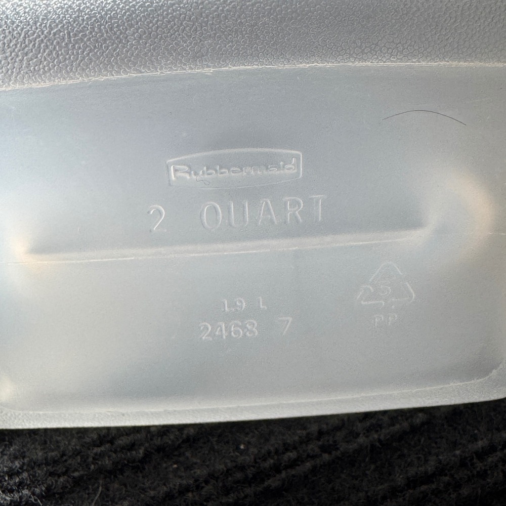 Rubbermaid Servin Saver 2 Quart Plastic Water Bottle Pitcher 2468 White Lid - Picture 7 of 8